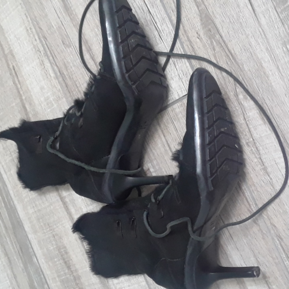 GUCCI FUR LINED BOOTS..RARE FIND..